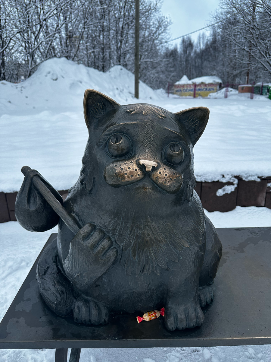 Памятник коту Семёну в Мурманске