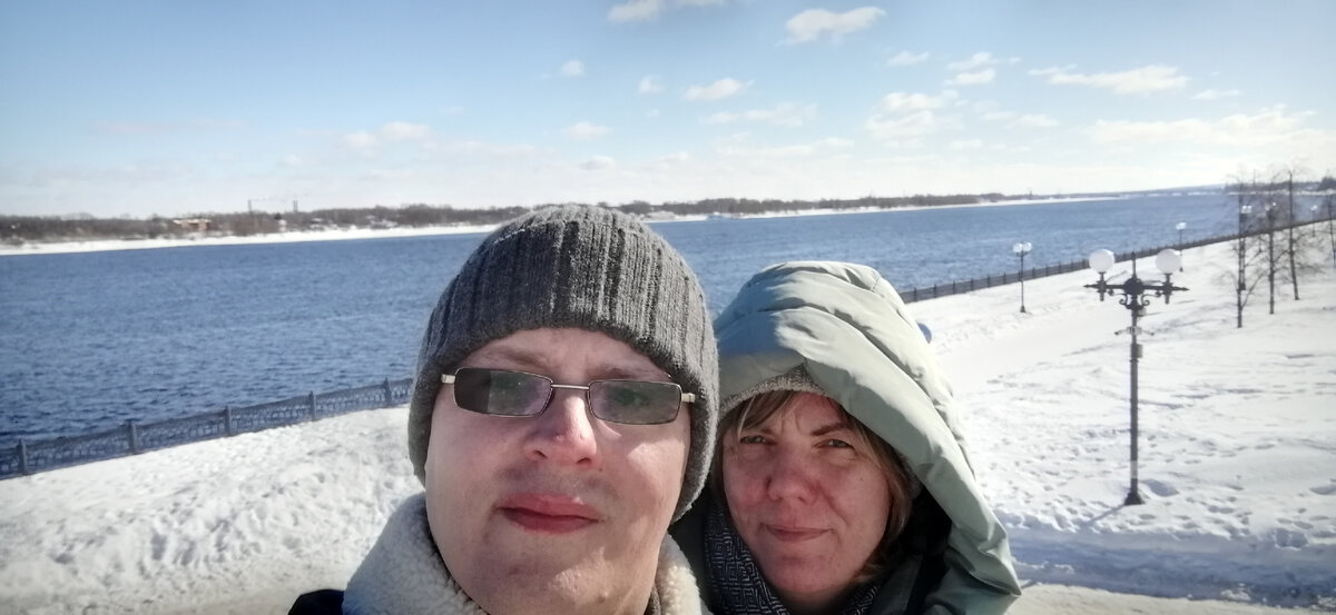 Мы. На заднем плане река Волга. 