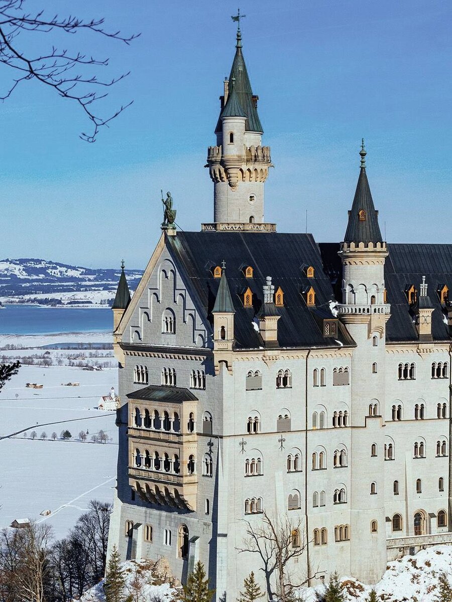 Отправляясь отмечать Новый год в Баварию, мы решили, что на один день съездим в Альпы. А если точнее - посетим замок Нойшванштайн. Этот сказочный замок видели еще в детстве в старых книжках.