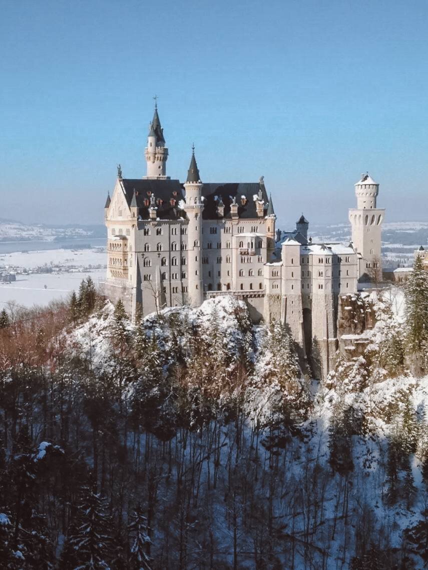 Отправляясь отмечать Новый год в Баварию, мы решили, что на один день съездим в Альпы. А если точнее - посетим замок Нойшванштайн. Этот сказочный замок видели еще в детстве в старых книжках.-1-3