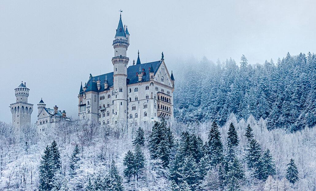 Отправляясь отмечать Новый год в Баварию, мы решили, что на один день съездим в Альпы. А если точнее - посетим замок Нойшванштайн. Этот сказочный замок видели еще в детстве в старых книжках.-2