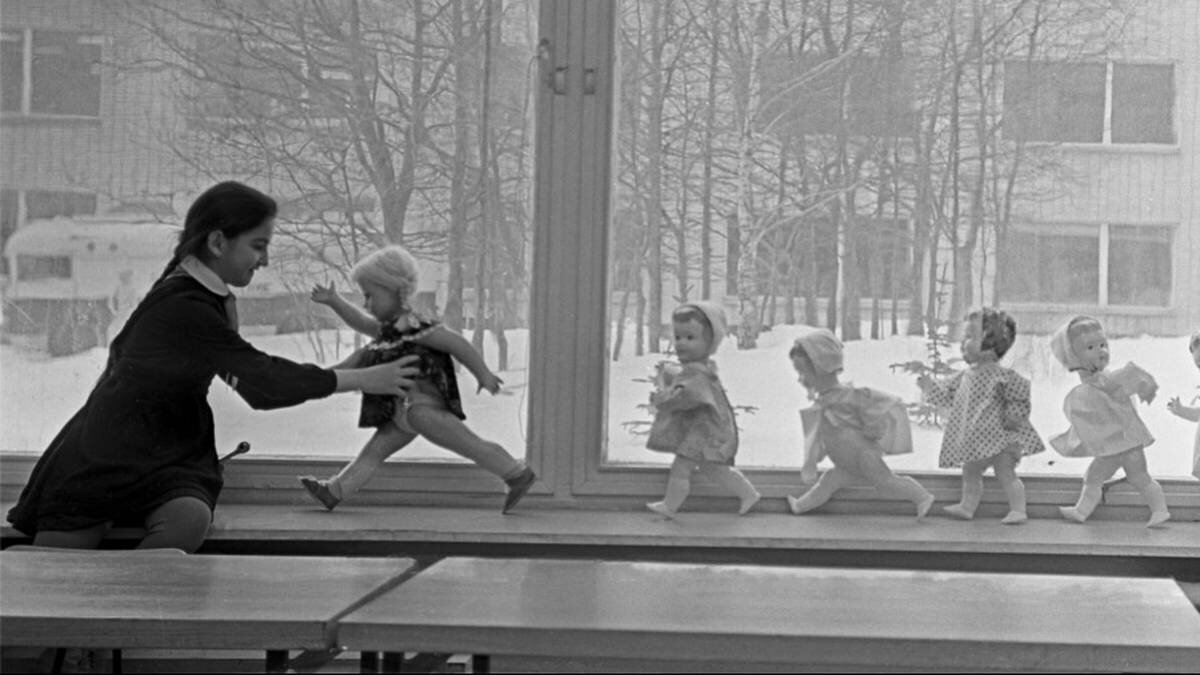    Школьница играет в куклы в Московском городском дворце пионеров на Ленинских горах / Фото: Валерий Шустов / РИА Новости