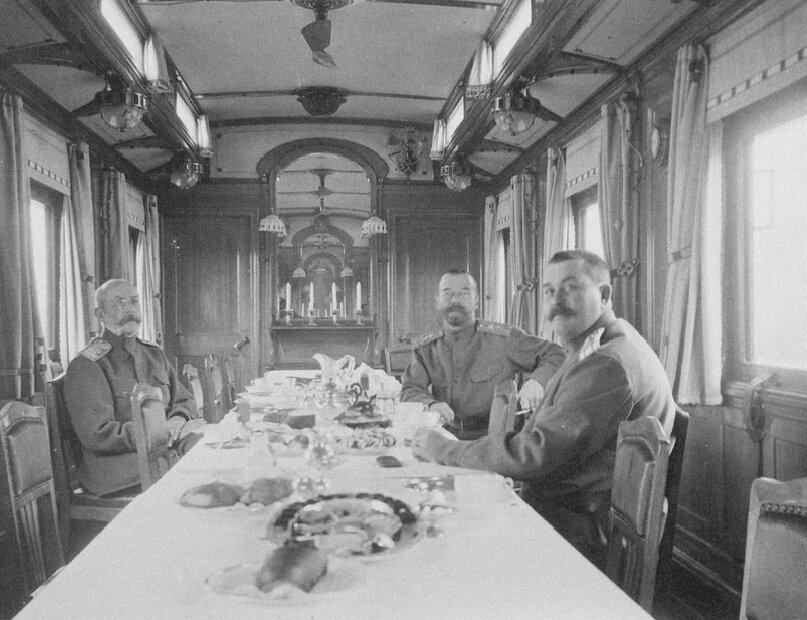 Николай II в своём вагон-столовой