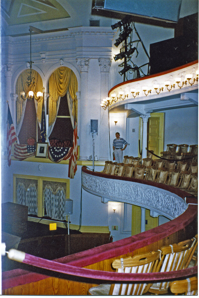 Президентская ложа в Театре Форда, где был застрелен Линкольн в 10:15 вечера, в Страстную пятницу, 14 апреля 1865  года,