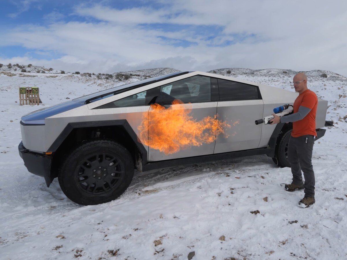    Блогер испытал Tesla Cybertruck огнемётом и снайперской винтовкой [ВИДЕО]