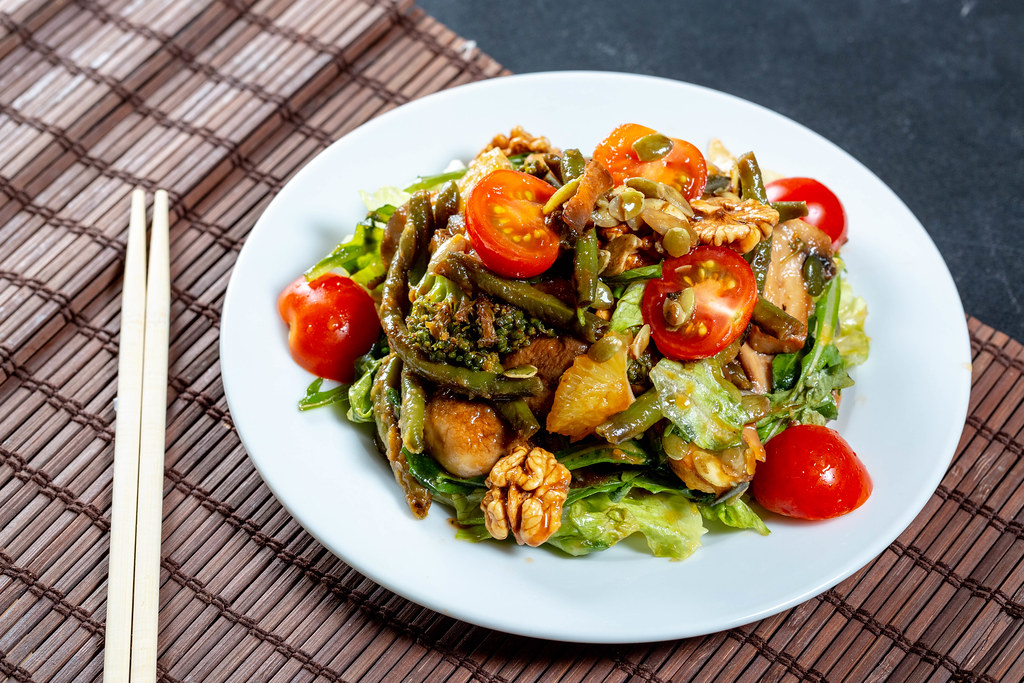 Весенние салаты - источник первых витаминов и первых настоящих вкусов зелени.