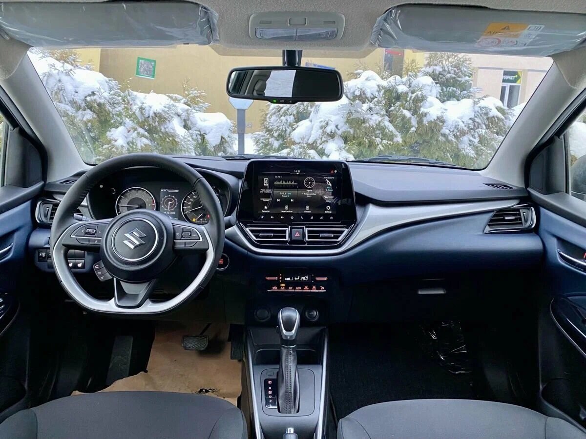 Интерьер добротен во всех отношениях.