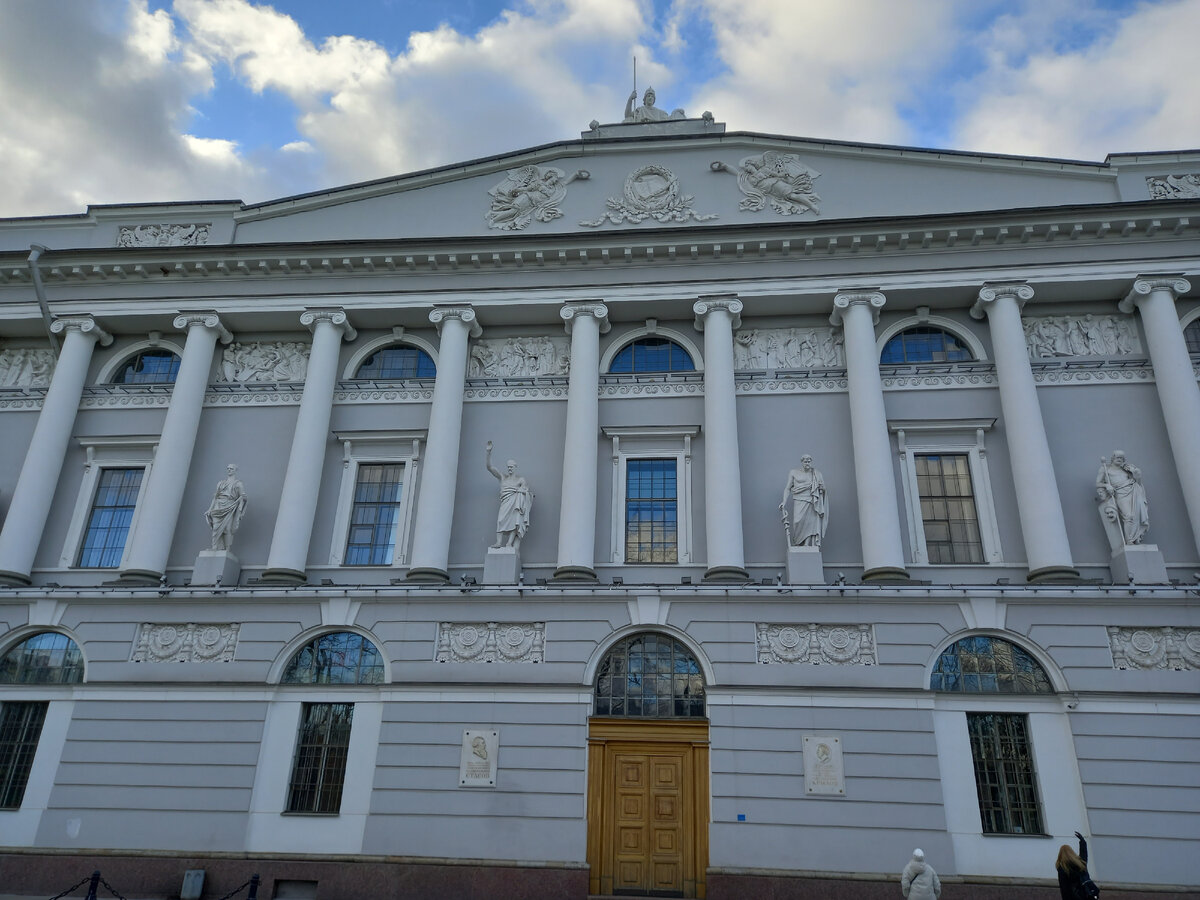 Да-да, именно туда, где когда-то трудился Иван Андреевич Крылов!