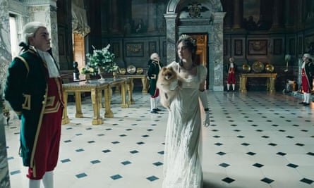 Ванесса Кирби в роли Жозефины в «Наполеоне» со своей собакой Фортюне. 