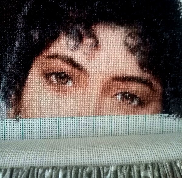 Разметка гелиевым стержнем просвечивает через вышитые стежки