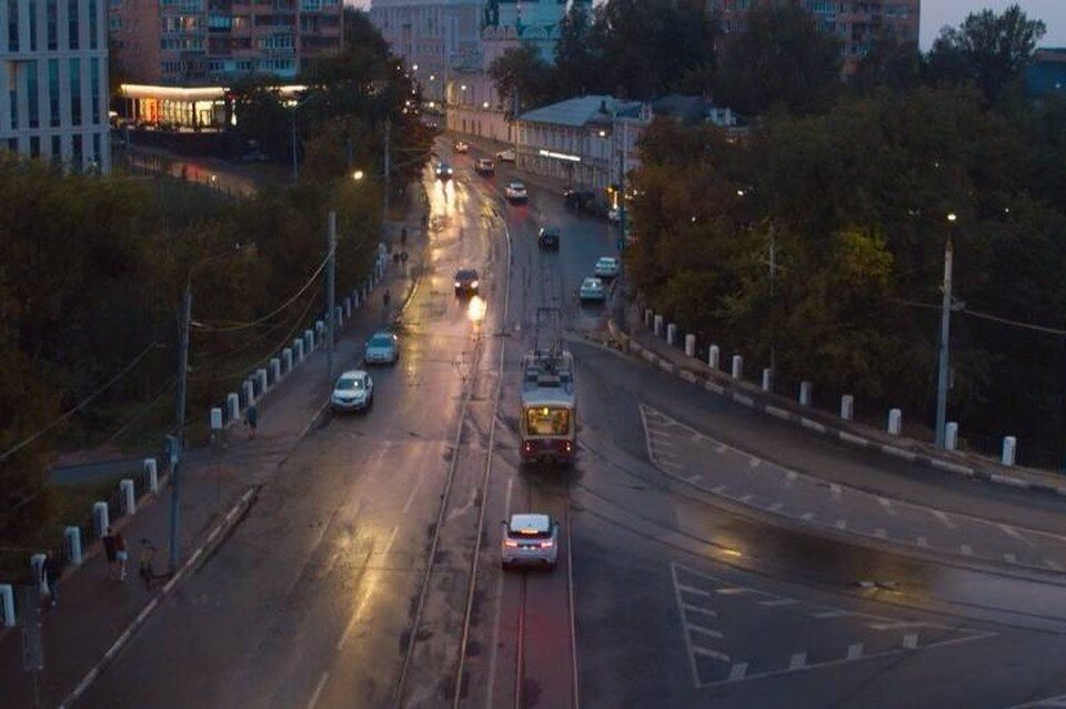    В комедийной мелодраме можно увидеть улицы Нижнего Новгорода. Фото: скриншот трейлера сериала «Ангелы района». Источник: Кинопоиск