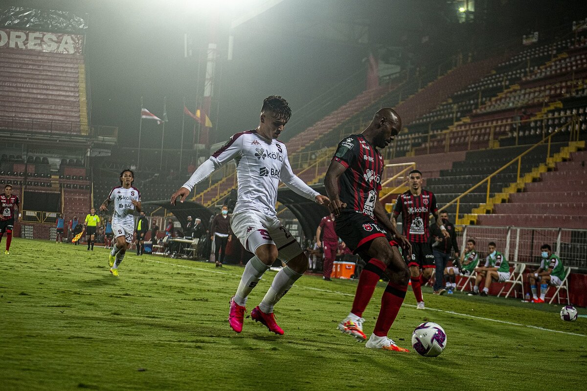 Манфред Угальде (в белой форме) в матче Клаусуры, 2020. Автор: Jdmunacr / commons.wikimedia.org (CC BY-SA 4.0 DEED)