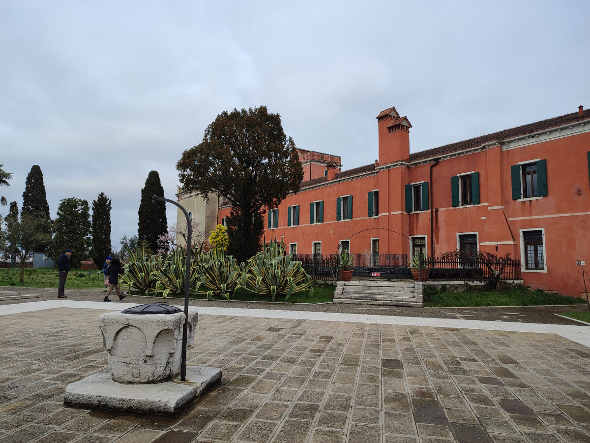 Площадь перед входом, со вкусом обрамленная растениями