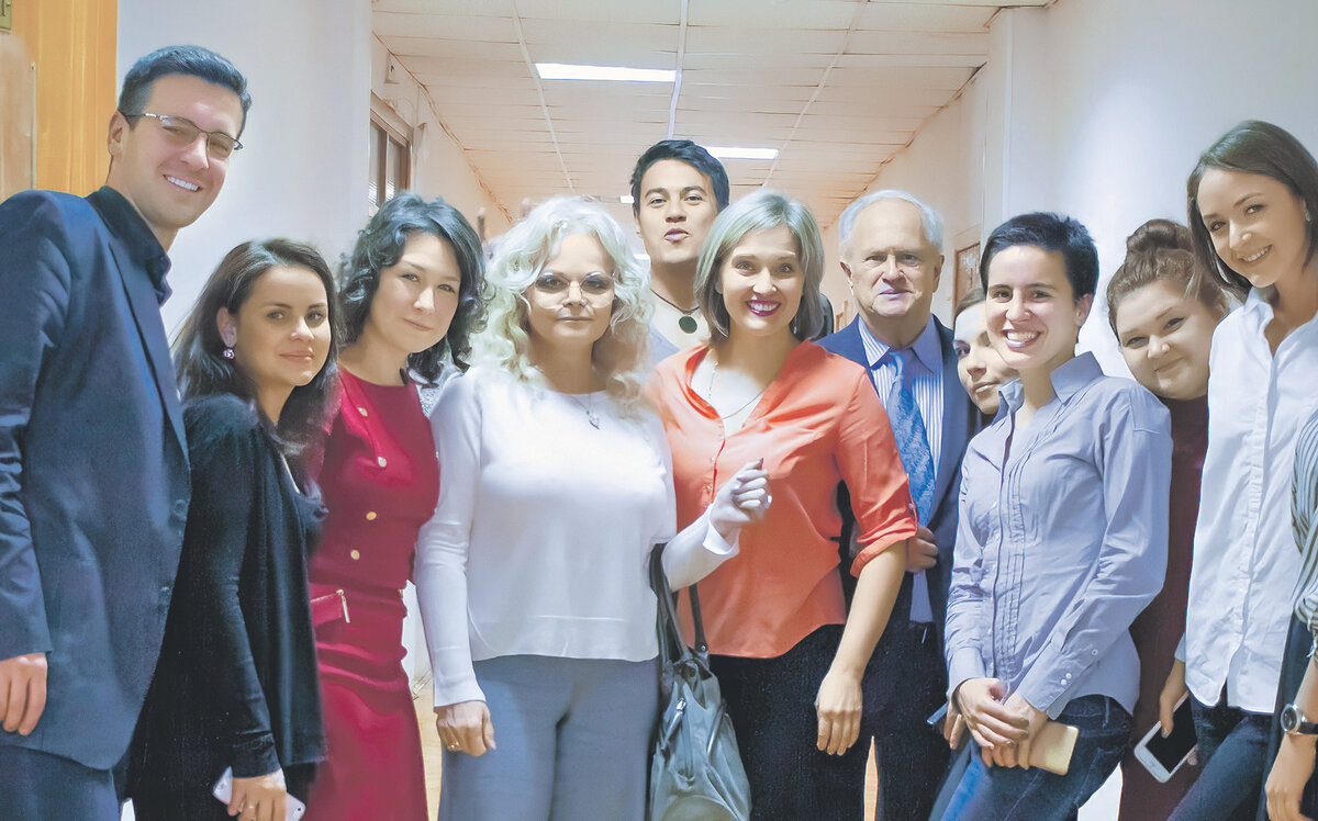 Выпуск из магистратуры Московского государственного института культуры, слева от Ларисы Долиной — Наталья Волкова (2017)