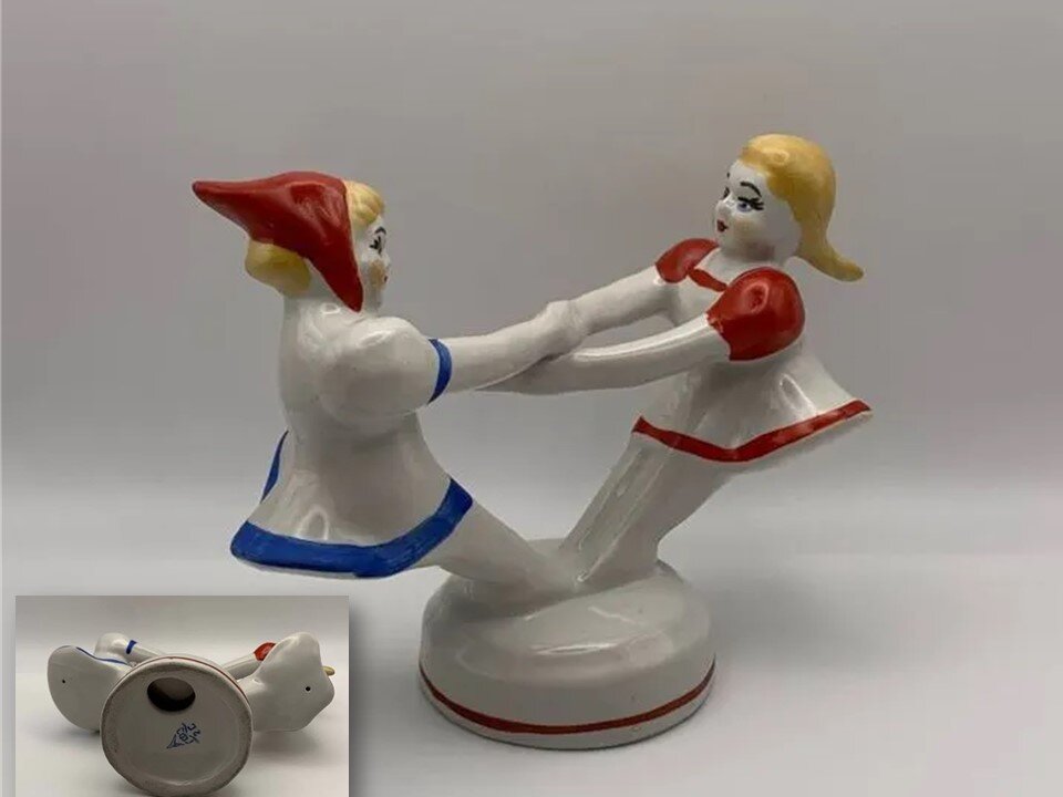 Фото взято с Авито, продавец эту фигуру преподносит, как Городницкий фарфоровый завод.