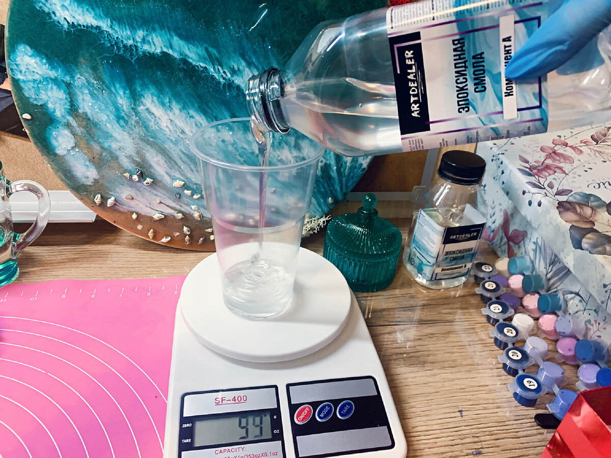 Наливаю в пластиковый стакан 140 грамм смолы