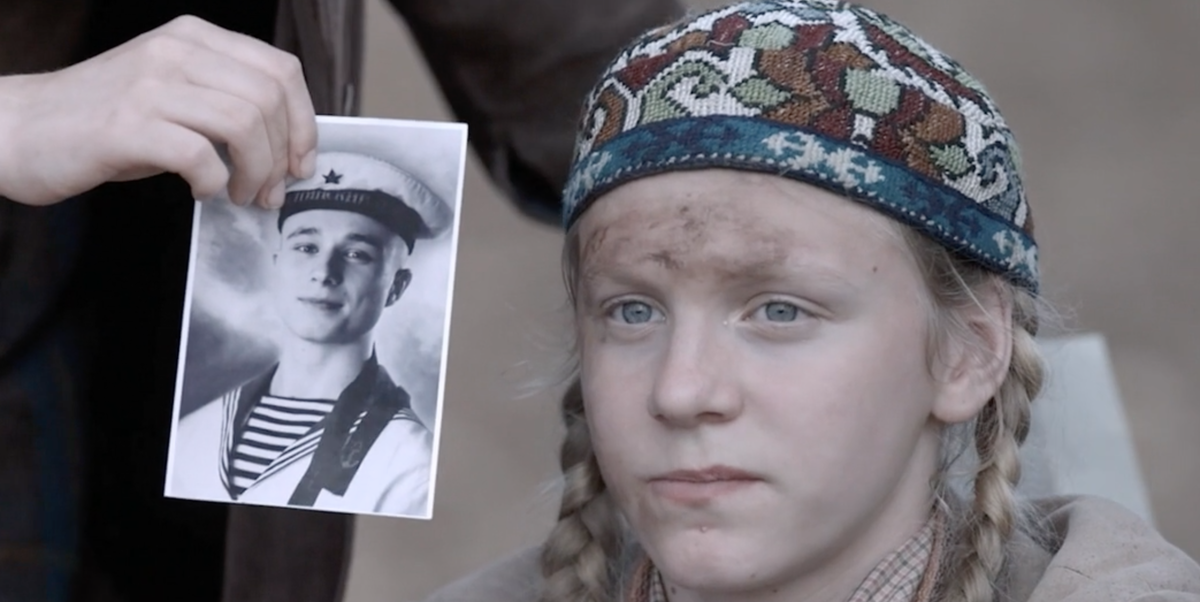 кадр из фильма, когда девочки получают письма солдат.