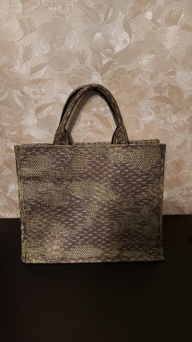 Снаружи экокожу ничем не украсила из за рисунка на ткани. Чем, как я вижу, особого шарма сумочке не придала.