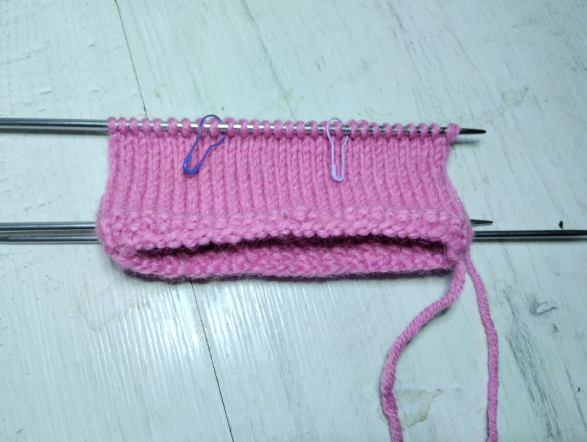 Верхняя часть пятки связана. С помощью маркеров делим петли на три части.