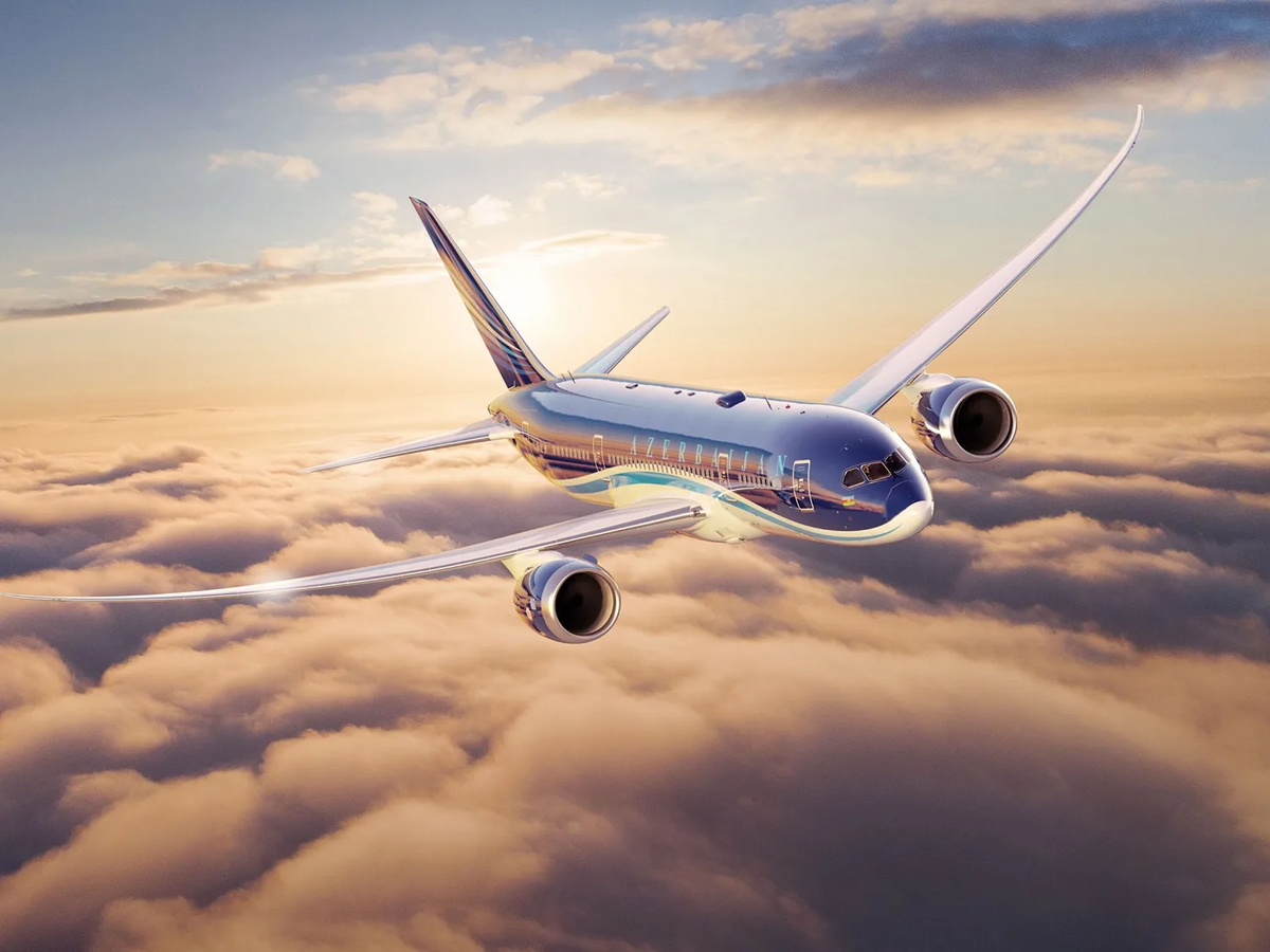 самолет летит. самолет с надписью. пассажирский самолет. отпуск самолет. в полете авиабилеты.