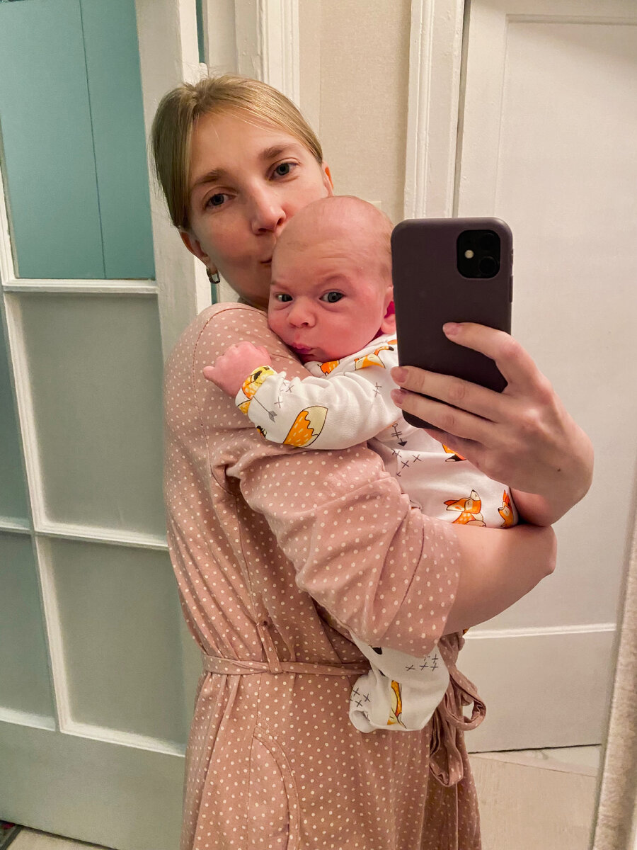 А это я через месяц после родов. Застряла в квартире, бэби-блюзе и не знаю, как теперь жить эту жизнь. 