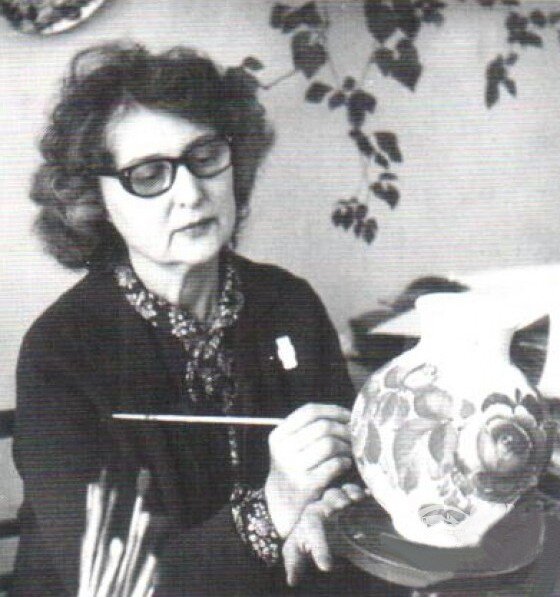 Одно из редких фото Косенковой, которую удалось разыскать в интернете. Друзья, если у Вас есть фото данного человека, вы были лично знакомы или дружили семьями, не будьте скупыми рыцарями - пришлите фото на канал (хотя бы разместите в комментариях) или просто в интернете. К сожалению, до сих пор находятся художники по фарфору (среди которых попадаются и достаточно известные!), фотографий которых в интернете до сих пор не найти.