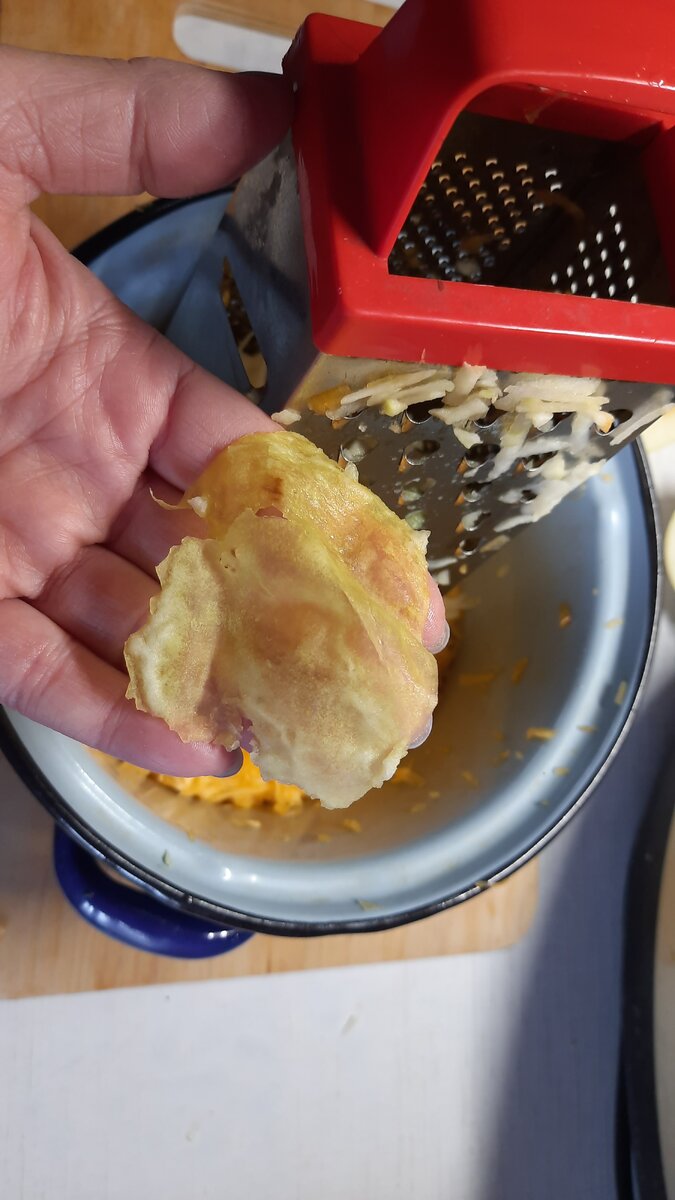 Тру на тёрке яблоко, не очищая. Шкурка остаётся в руке.