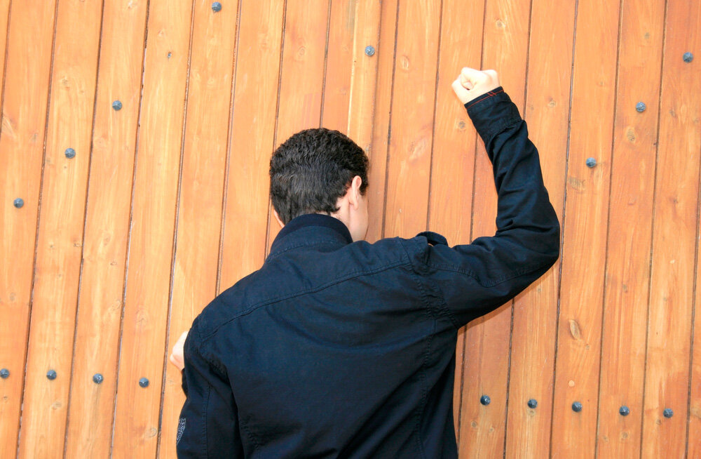 мужчина  у ворот