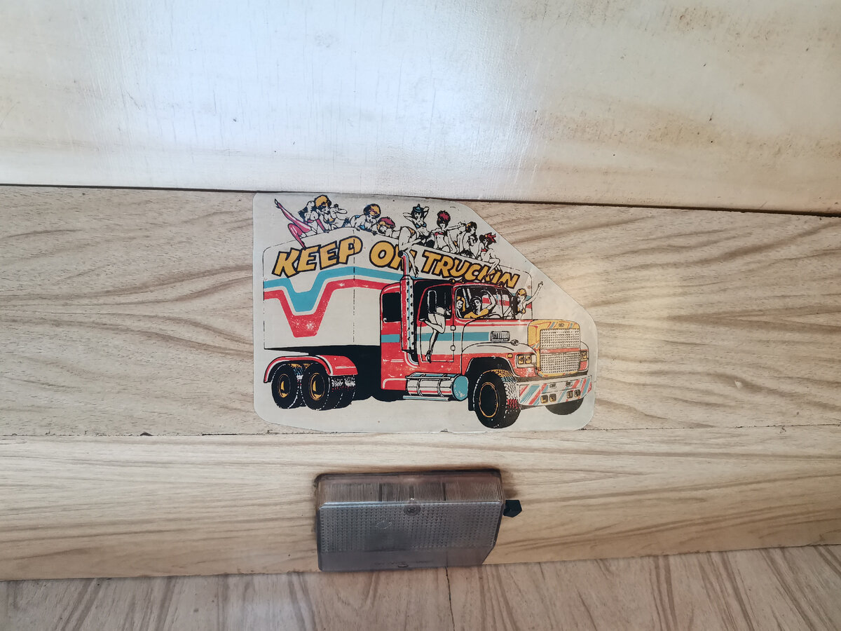 Над входом в спальник.