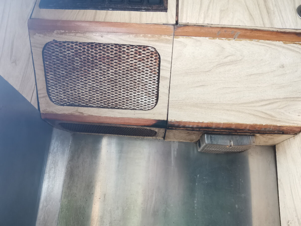 Над плитой вытяжка и свет.>>>