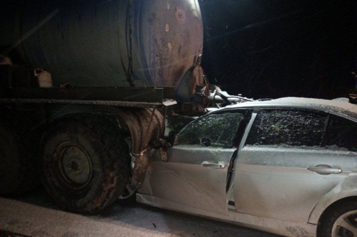    Автомобиль врезался в грузовик, которым управляя 34-летний мужчина.