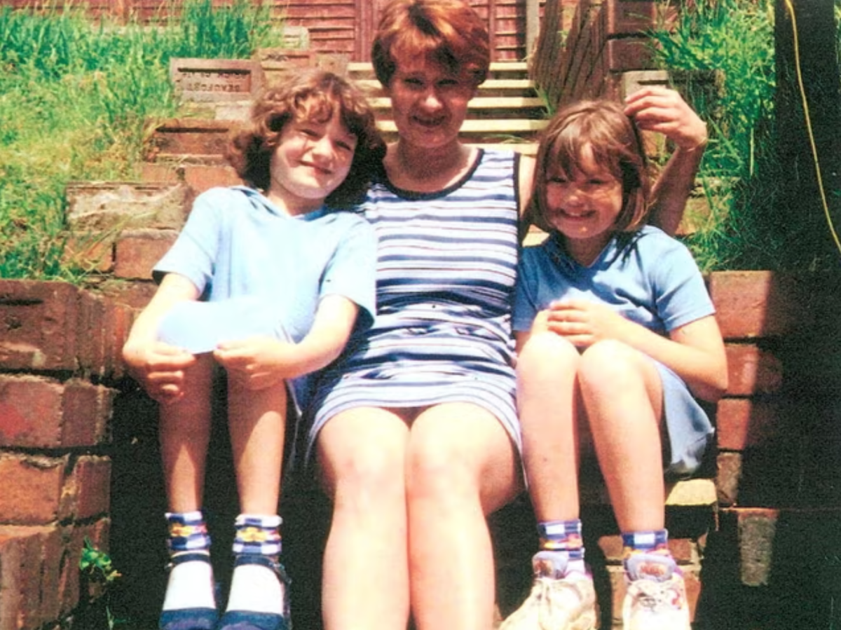 Мэнди Пауэр с детьми: Кэти и Эмили