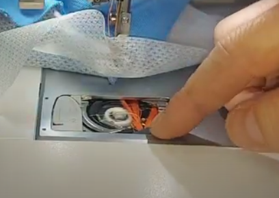 Намотало верхнюю нить на челночный механизм