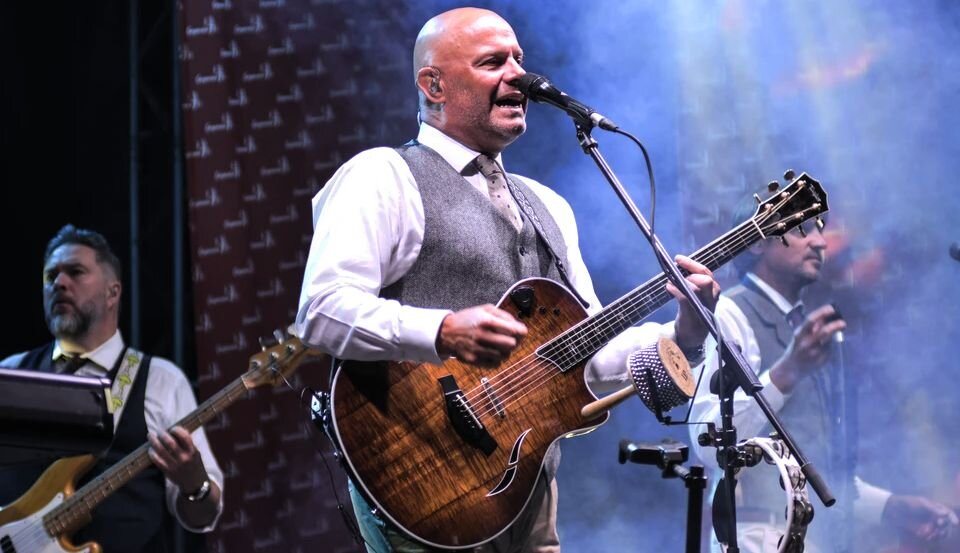 Вернулся в РФ и пытается оправдаться. Поведение двуличного человека.