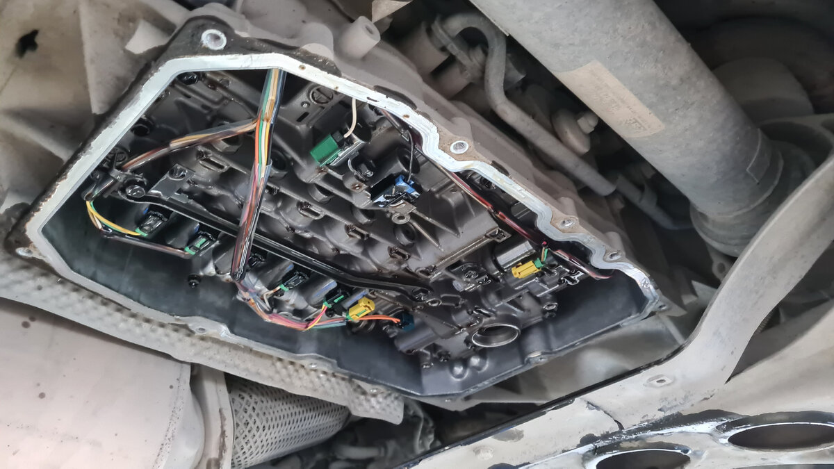 В процессе замены фильтра АКПП