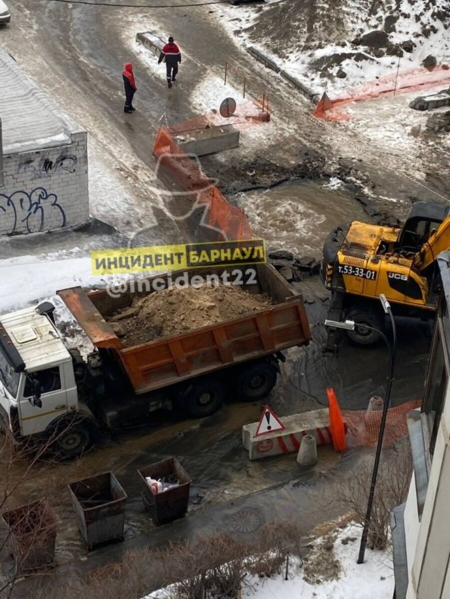 В центре Барнаула прорвало трубу во время раскопок | ТОЛК | Дзен