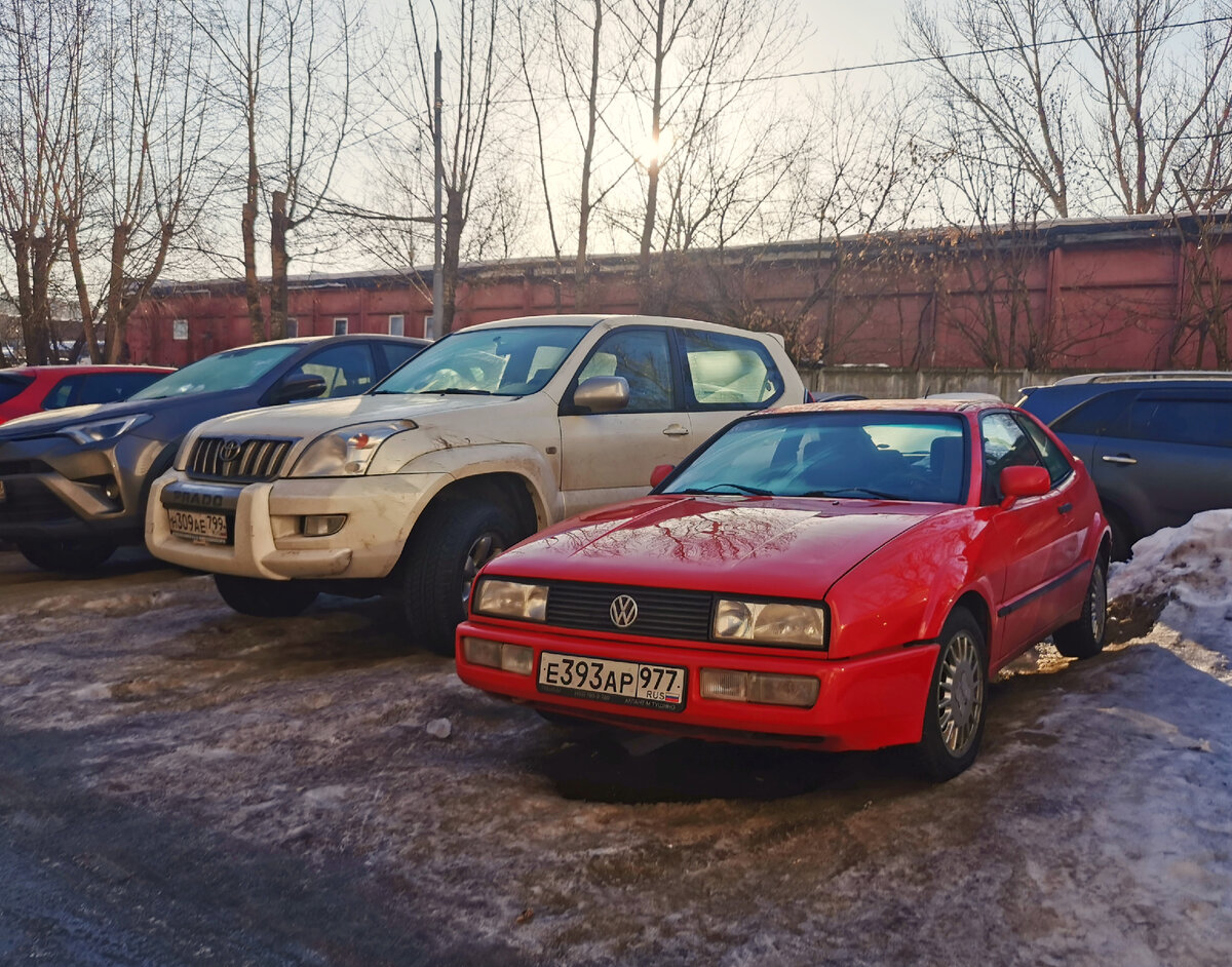 Так получилось, что сначала я утром пошёл в аптеку. И пока шёл - нашёл такое вот чудо. Volkswagen Corrado. Высоковольтный проезд.