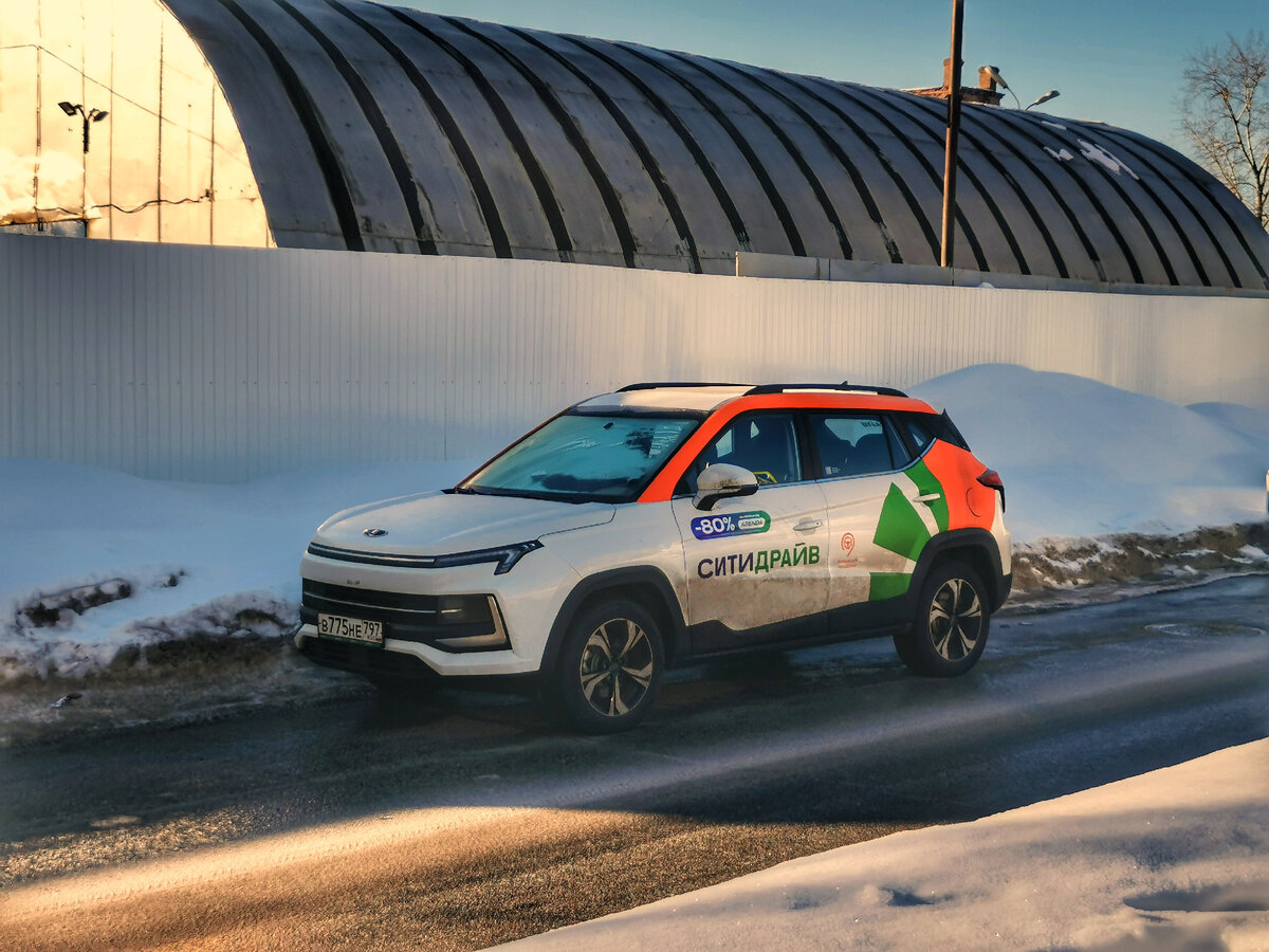 А вот и "Москвич 3" на службе в каршеринге. Кажется, китайских "Москвичей" в моём блоге ещё не было. Вблизи Высоковольтного проезда.