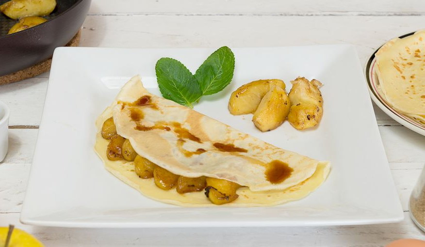 Crêpes Normande - лучше всего описать как яблочный пирог внутри блинчика. Для начинки свежие терпкие яблоки обжаривают в сливочном масле, сахаре и корице, а блинчики готовят из смеси муки, молока, яиц, сахара и щепотки соли (скриншот https://www.tasteatlas.com/)