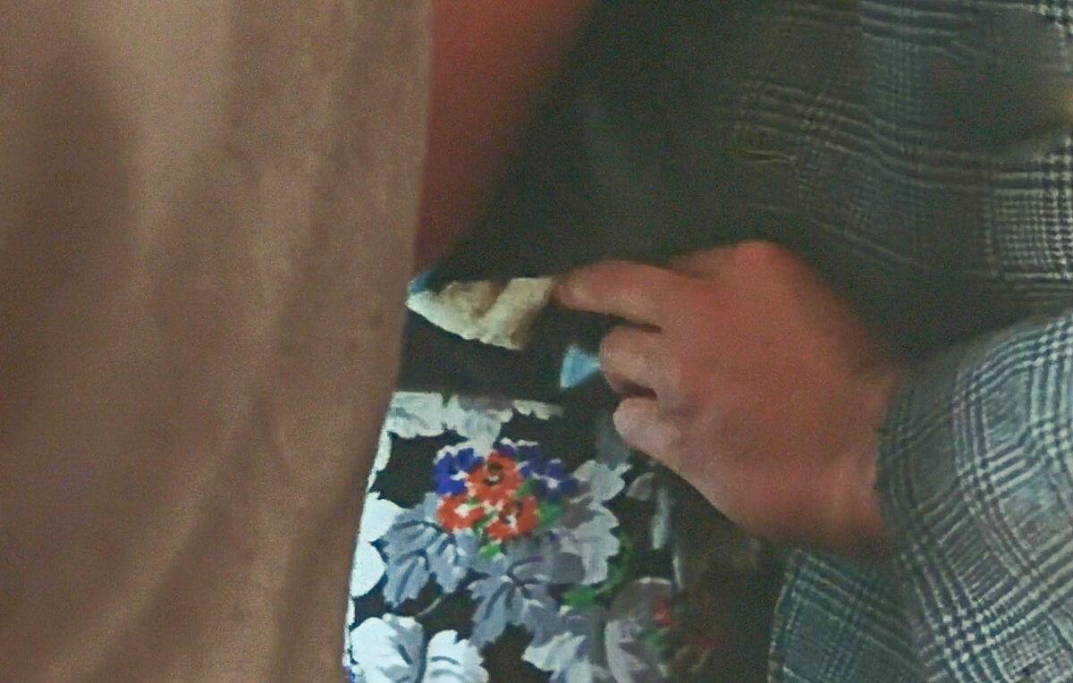 Глеб Жеглов был человеком храбрым и честным. Но, к сожалению, иногда "перегибал" палку в стремлении наказать преступников. Глеб сам сказал: "я закончил 9 классов и три коридора".-2