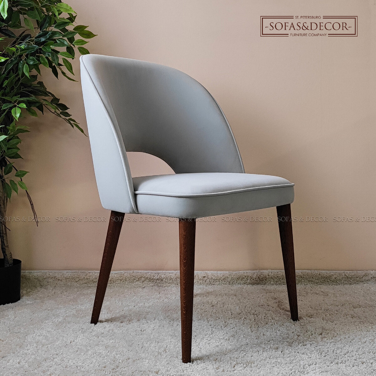 Стул из велюра, с опорами из массива бука в тонировке.