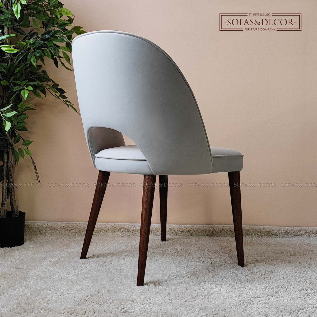 Стул из велюра, с опорами из массива бука в тонировке. 