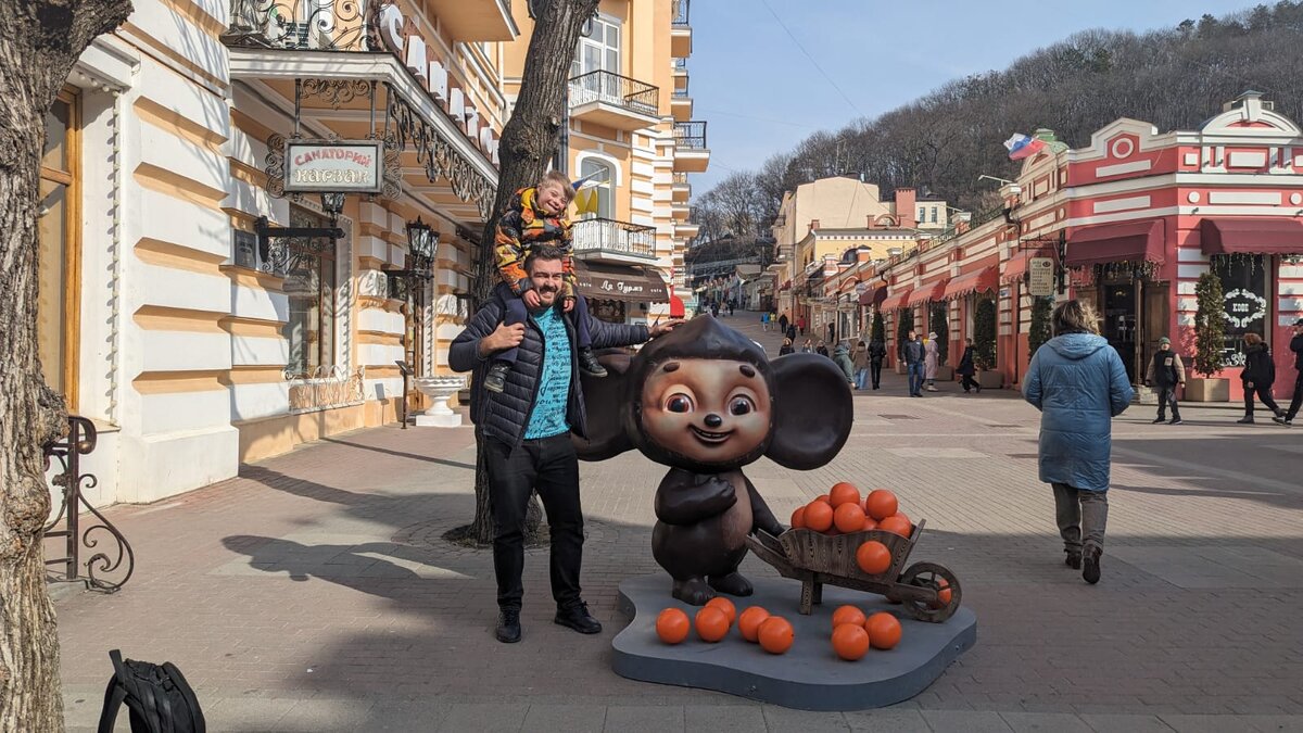 Кисловодск сейчас, весна 2024. Я с младшим сыном. Здесь и далее все фотографии автора