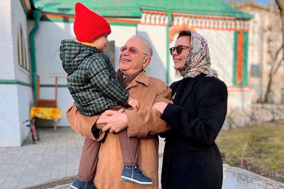 Счастливый Евгений Петросян с женой и сыном