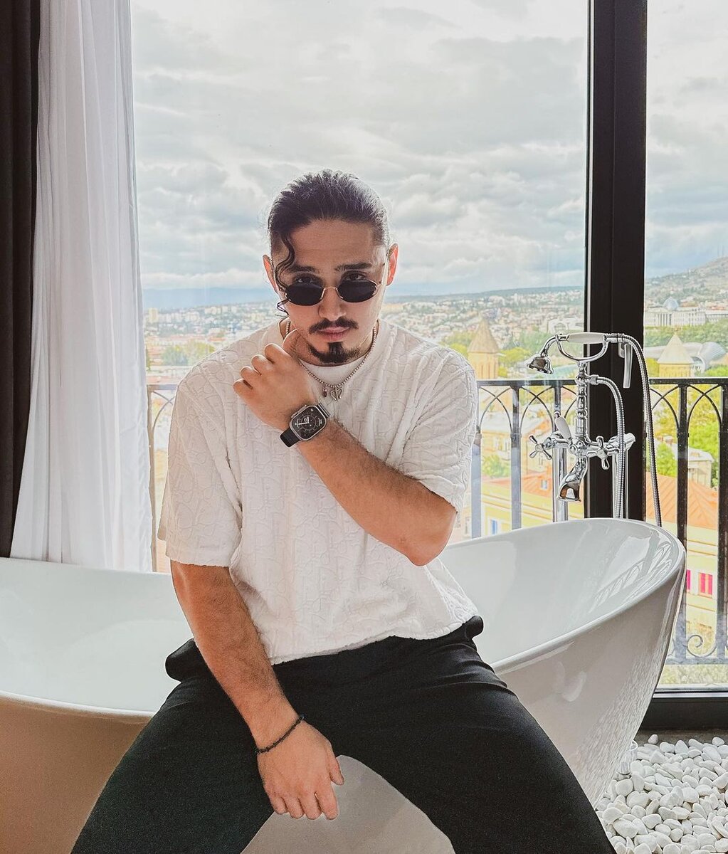 Из Узбекистана Гафур однажды приехал в Москву – принять участие в песенном конкурсе «Песни». Правда, прошел только один отборочный тур, следующее состязание провалил и вернулся домой. В настоящий момент парню 22 года.