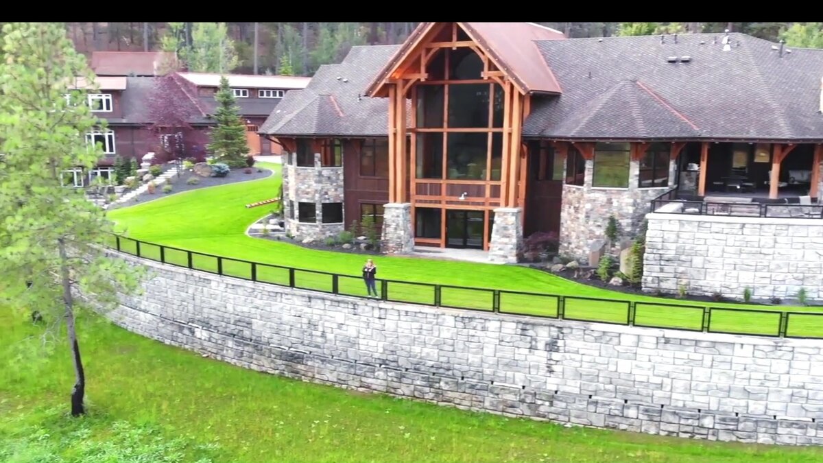 Подпорная стена для участка с уклоном.