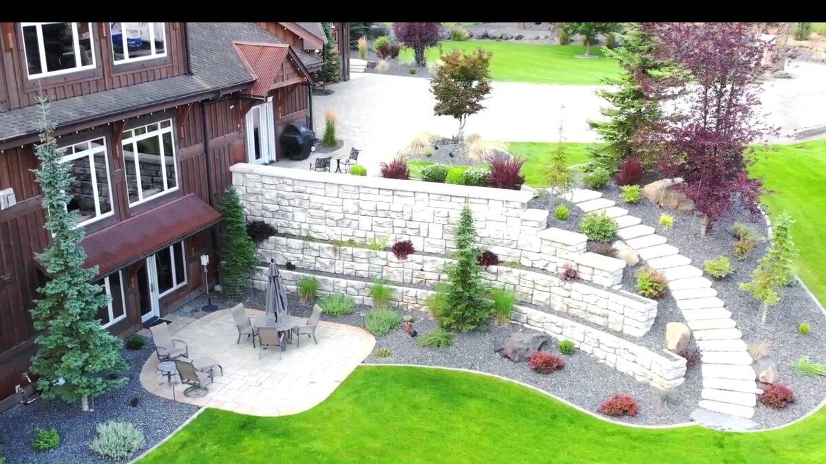 Подпорная стена для участка с уклоном.