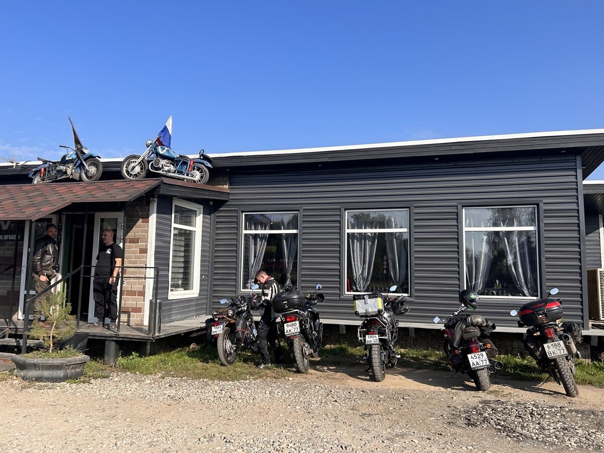 антуражное мото-кафе где-то на трассе. К сожалению еще было закрыто, мы рано приехали, но внутрь поглазеть нас пустили ;) Где-то там на заднем дворе еще есть ослик (живой, настоящий)) 