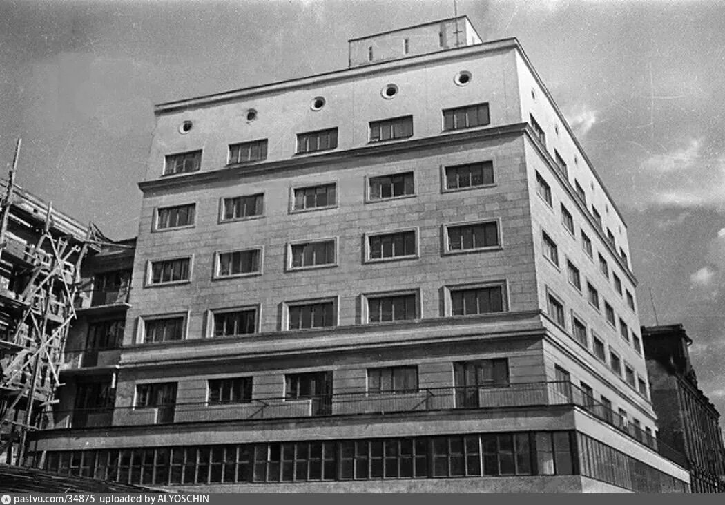 Здание №1/4с1 (слева строится второй корпус). На снимке указаны даты 1933-1938, но, скорее всего, временной промежуток меньше. Фото Б. Игнатовича, с сайта www.pastvu.com.