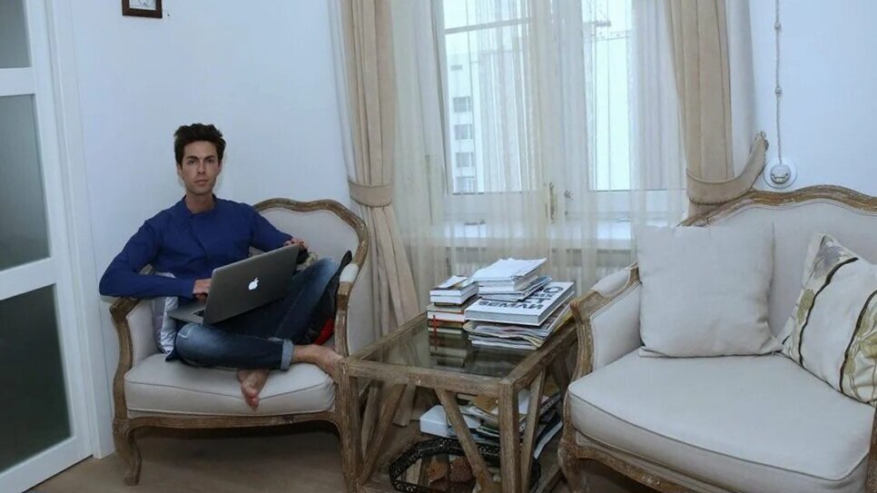 ...а так же заглянем внутрь покоев известного музыканта.